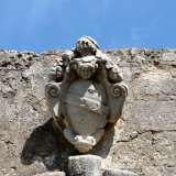 L'ingresso � sovrastato dallo uno stemma a forma di mandorla racchiuso lateralmente da due volute gemelle e nella parte superiore da due putti. E� l�emblema dei Lattanzi, proprietari di questo immobile: la masseria Arbinetto